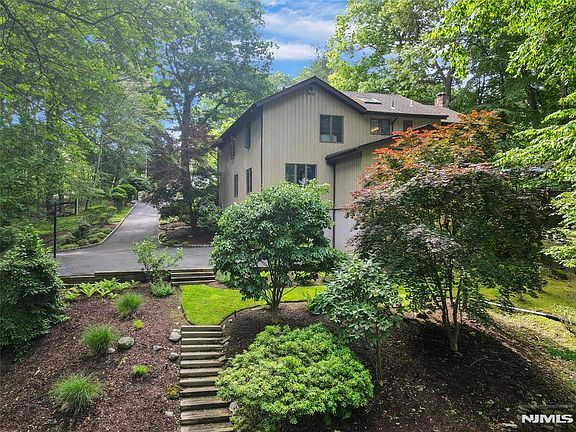 4th image of 364 Canterbury Ln