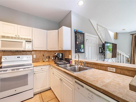 4th image of 842 SE 4th Ct