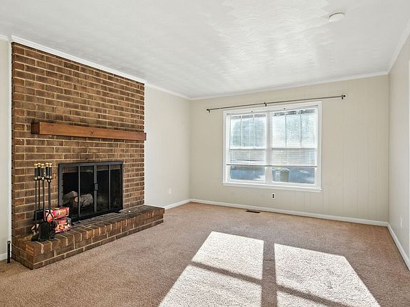 4th image of 556 Almond Dr