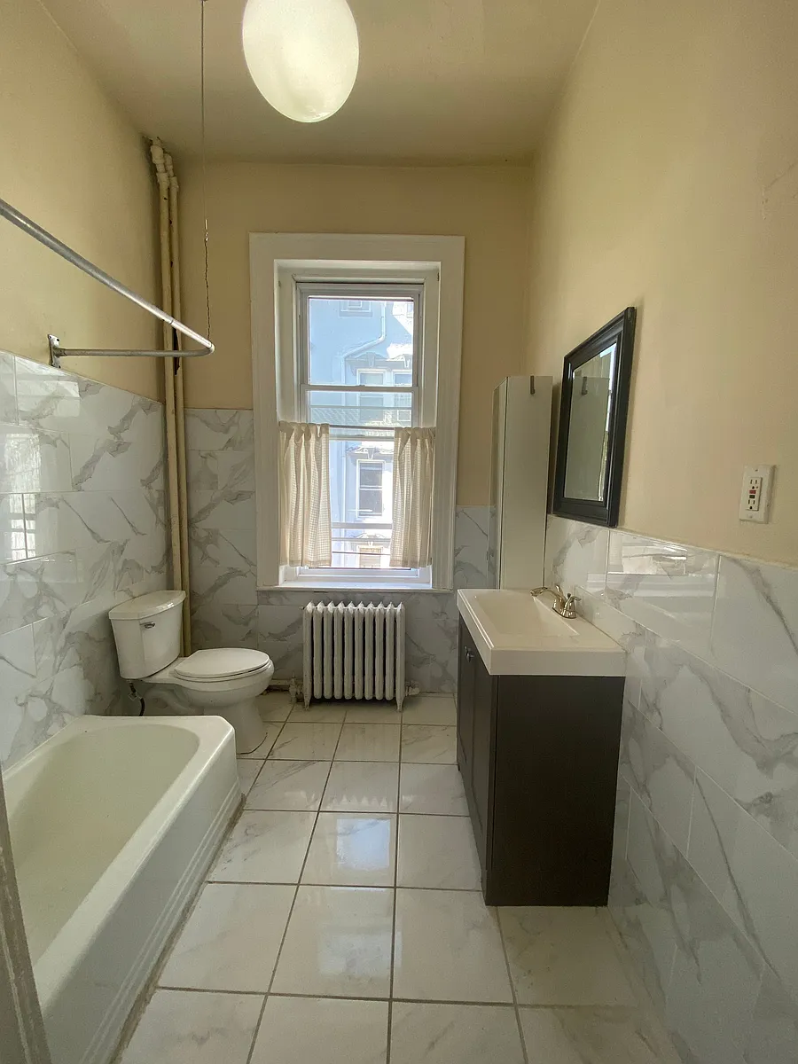 Building Photo - 310 N 33rd St #2F