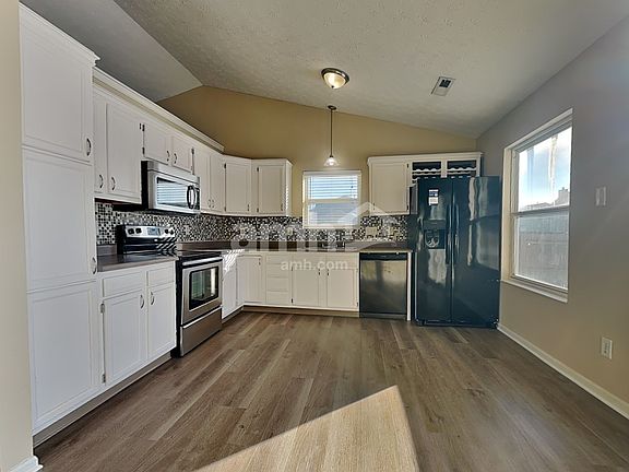 4th image of 391 Sherman Dr