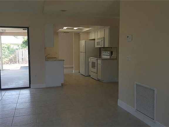 4th image of 2676 Bentley Dr