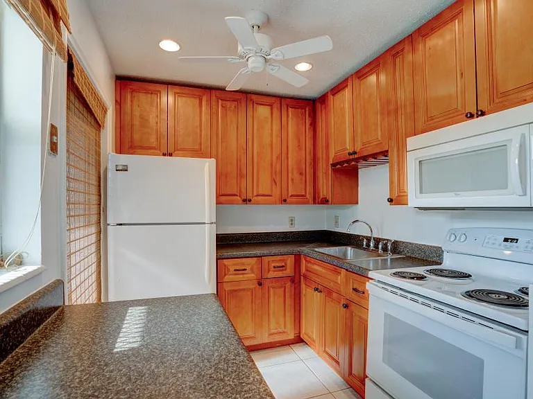 2111 NE 1st Ct #203 — Photo 6
