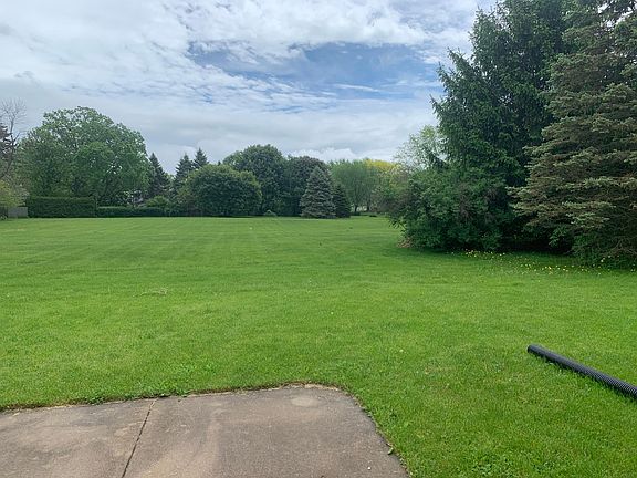 The UNIQUE feature of this property is the backyard. There is a large common lot which can be used to picnic, play games or just admire from your private patio of living/dining room windows.