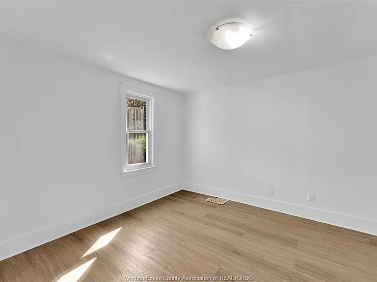 3622 Queen St — Photo 13