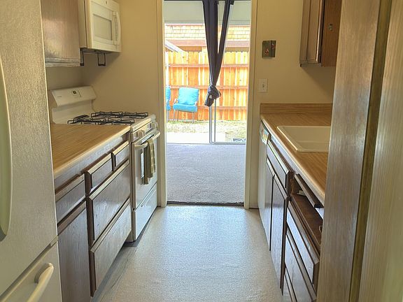 3rd image of 909 E Cypress Ave