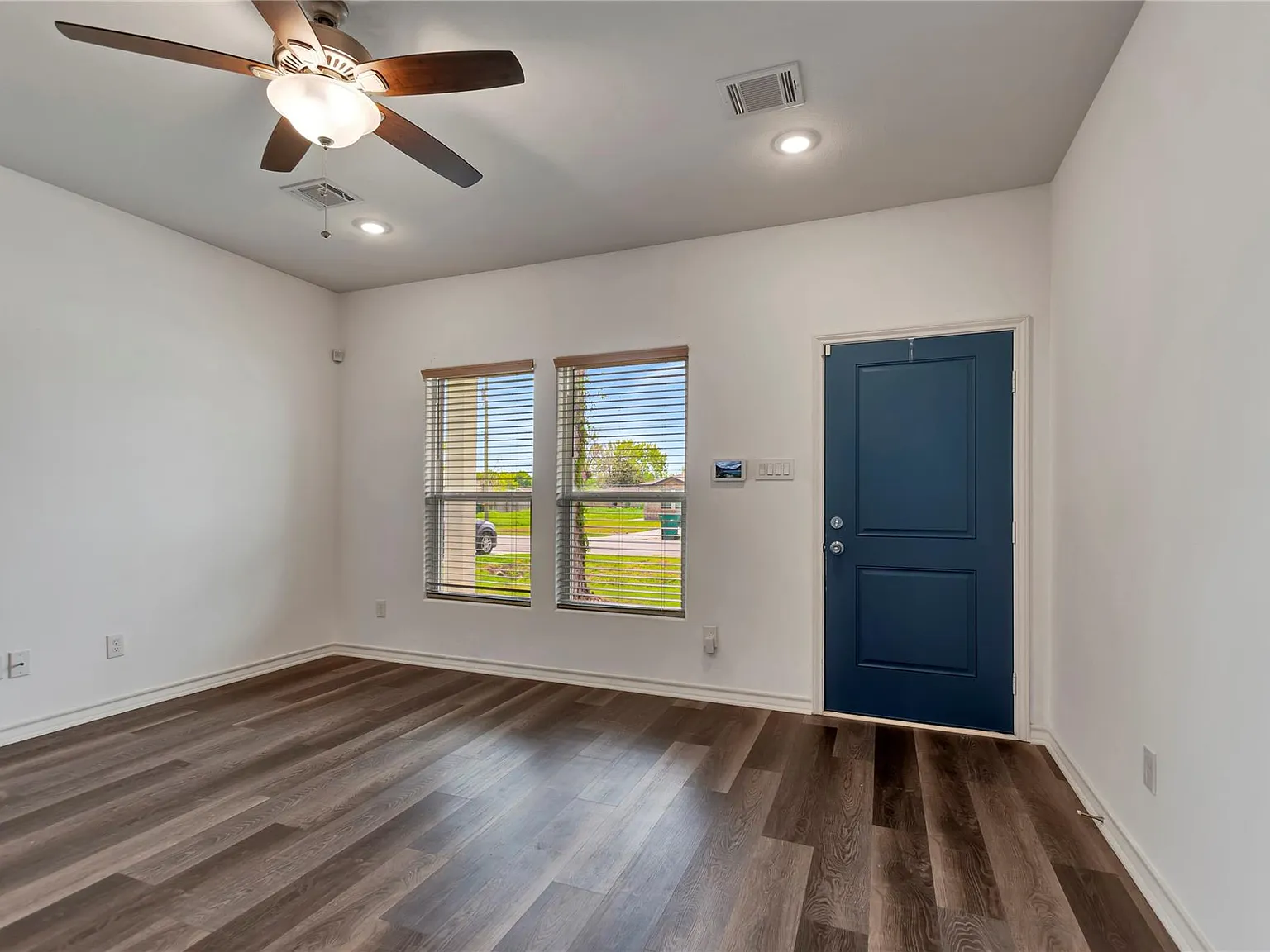 3 bed, 2.0 bath, 1200 sqft, $2,000 — Photo 4