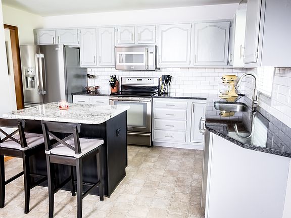 Kitchen with Snack Bar