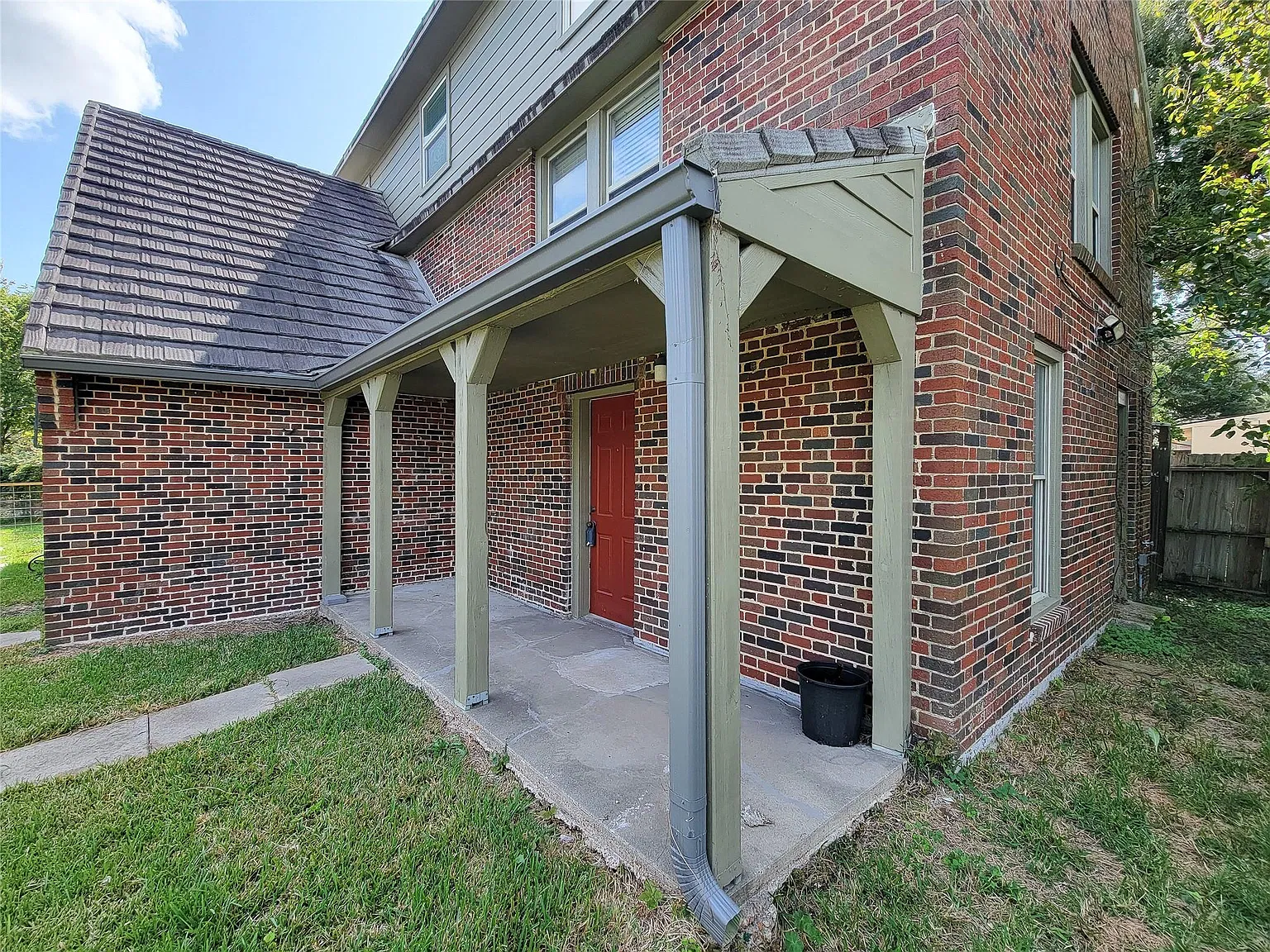2 bed, 1.0 bath, 1856 sqft, $1,300 — Photo 3