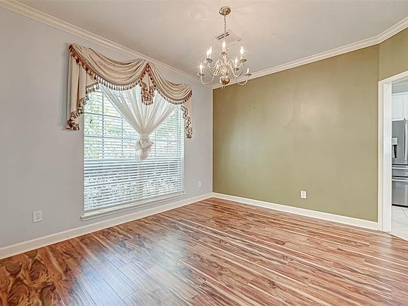 4th image of 303 Oak Creek Ln