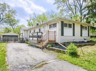 703 Cedarlawn Rd, Waterford, MI 48328