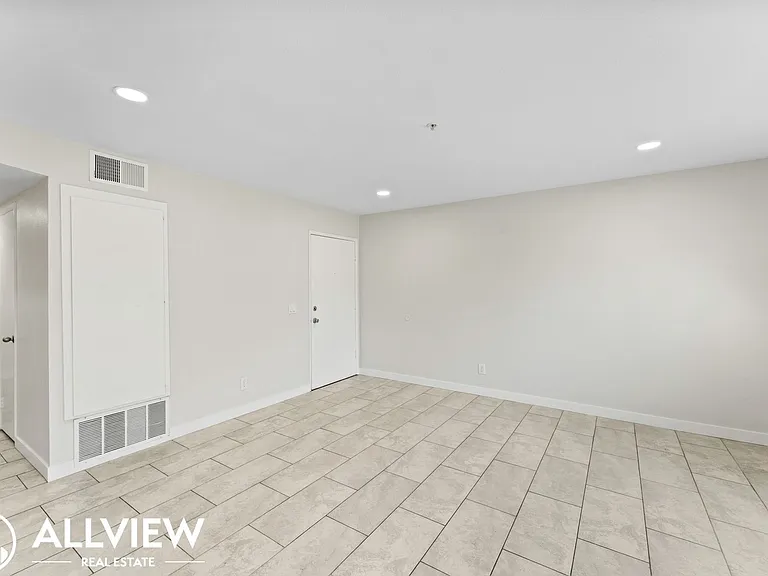 2418 Huntington Street — Photo 3