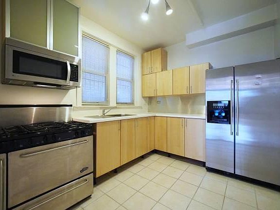 5th image of 3536 W Belmont Ave