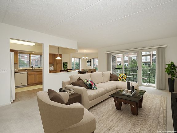 Great open floor plan with lots of natural light
