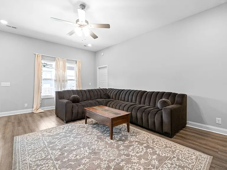 1042 Creek Way — Photo 7