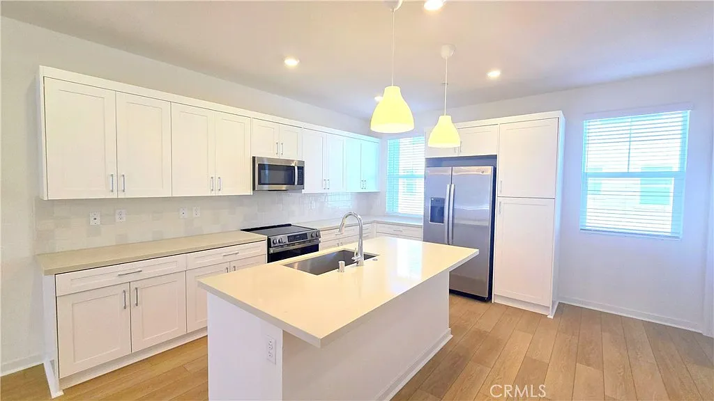 3 bed, 2.5 bath, 1608 sqft, $3,300 — Photo 4