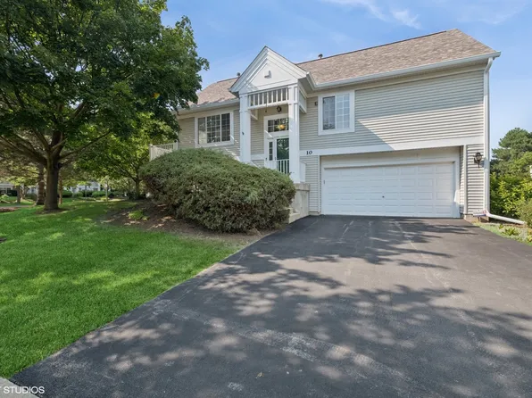 10 Cherbourg Ct, Wheeling, IL 60090