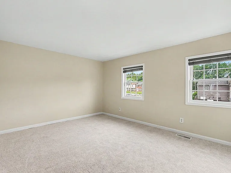 319 Brock Sq — Photo 12