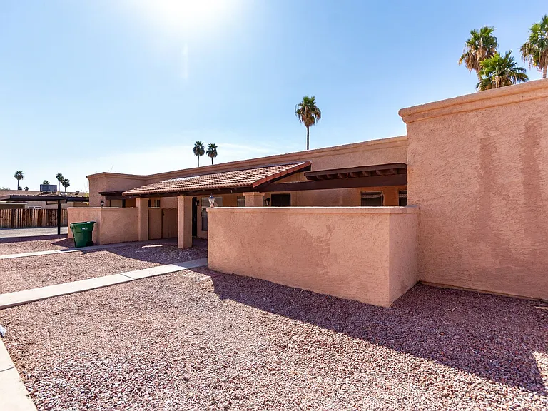 615 N Arrowhead Dr — Photo 3