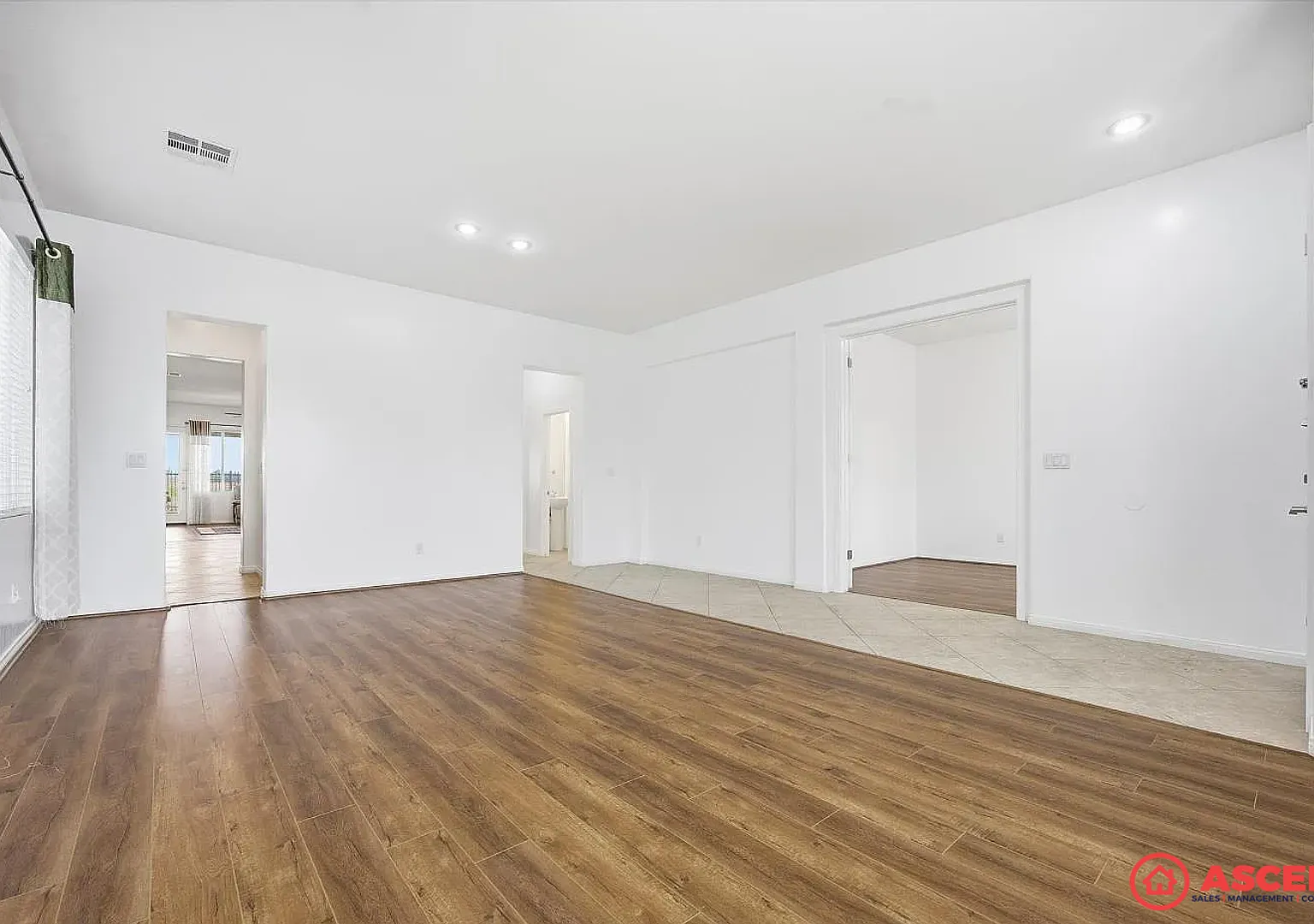 Spacious 4BD/2.5BA Home in Bakersfield's 93312 Garage & Full Kitchen Package! — Photo 4