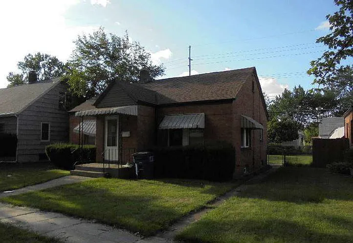 318 E Homer St photo 1