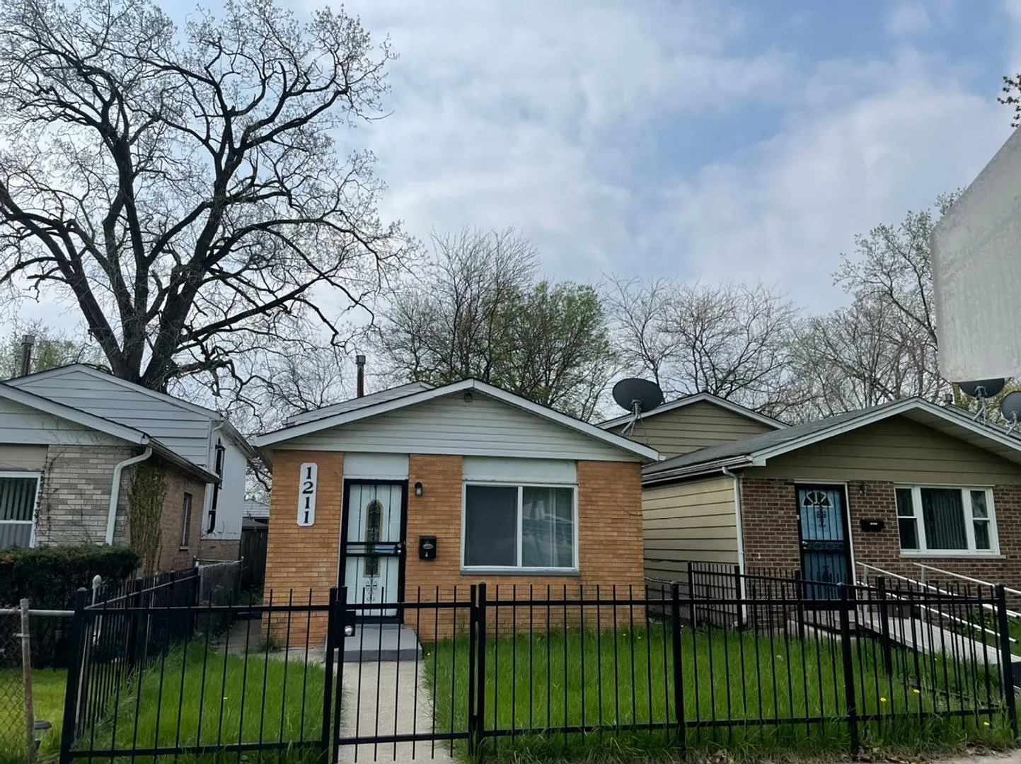 Recently Updated 5bed/1.5bath Home in Morgan Park Available Now — Photo 1