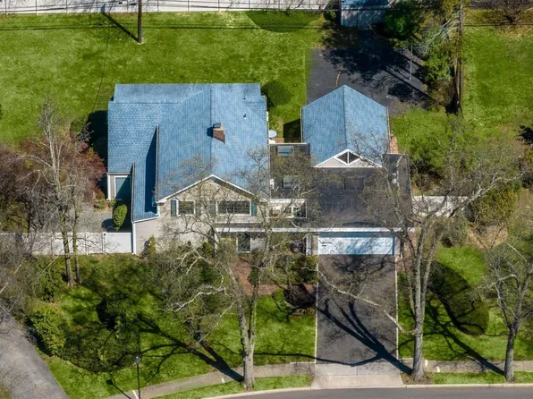 33 Parkway Drive, Roslyn Heights, NY 11577