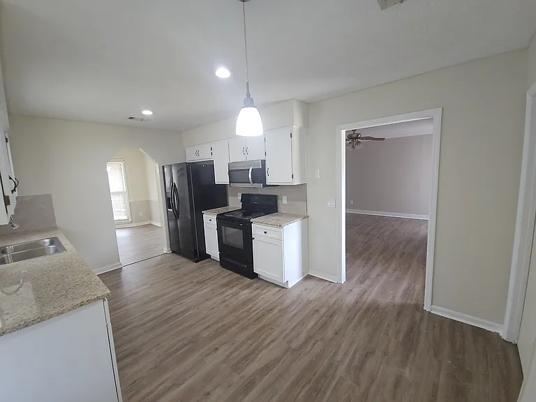 5727 Lexington Dr — Photo 10