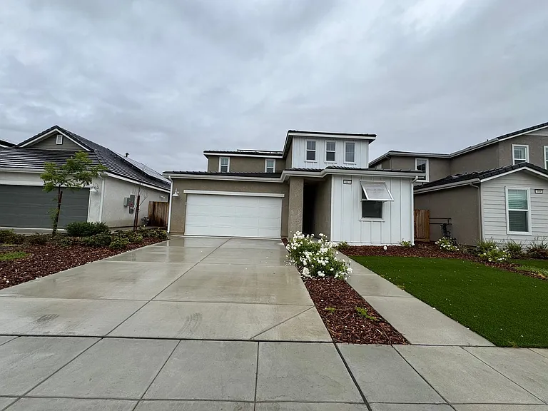 997 W Pioneer Dr — Photo 2