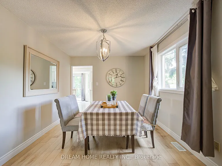 25 Yongehurst Rd — Photo 9