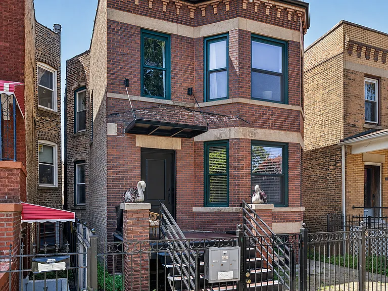 3023 W Wellington Ave — Photo 2