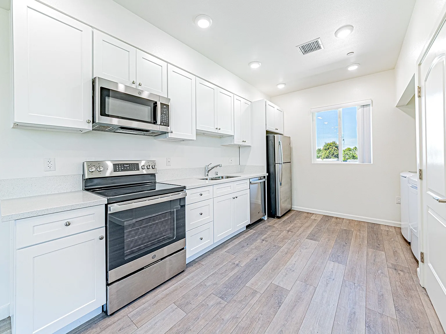 3 bed, 980 sqft, $2,600 — Photo 3