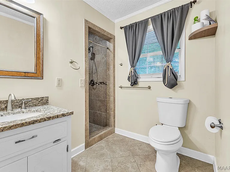 140 Livingston Cir — Photo 19