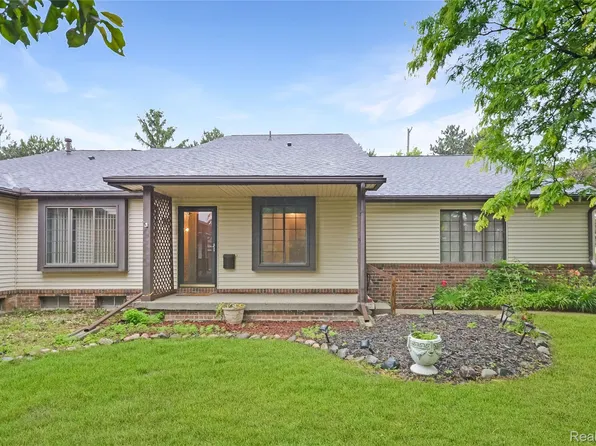 5007 Sandalwood Dr, Grand Blanc, MI 48439