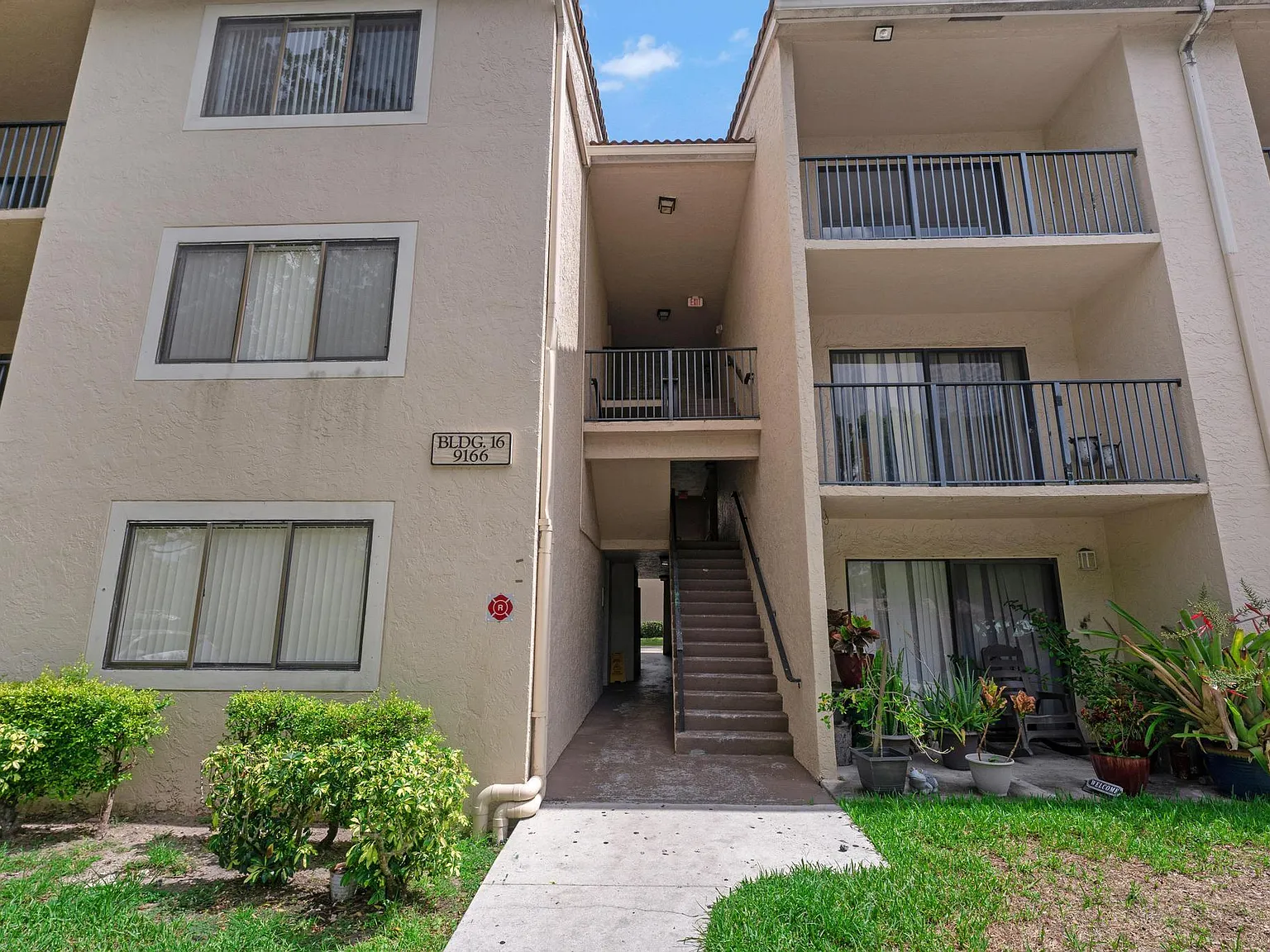 3 bed, 2.0 bath, 1263 sqft, $2,395 — Photo 1