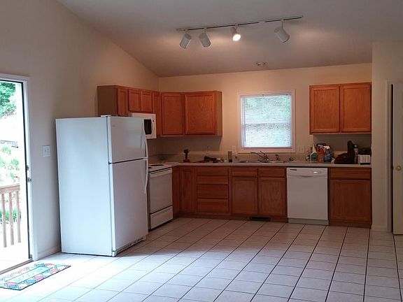Eat in kitchen/tiled/pantry