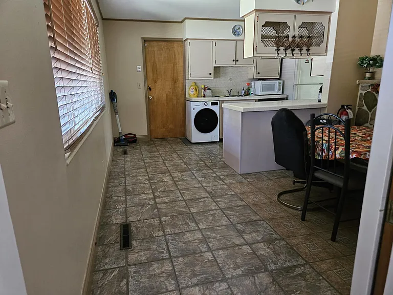 1465 E Spring Ln — Photo 18