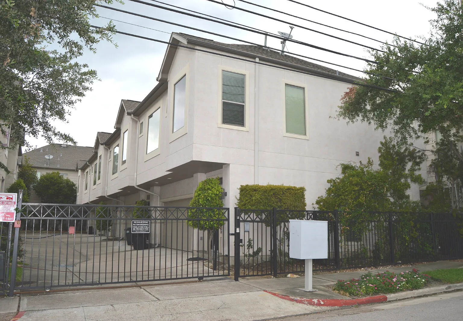 2 bed, 2.0 bath, 1296 sqft — Photo 1