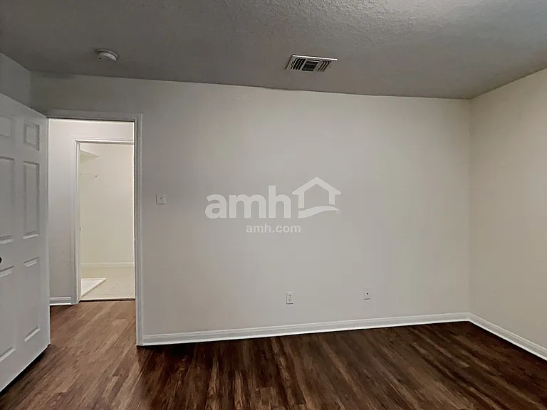 1038 Lauren St — Photo 16