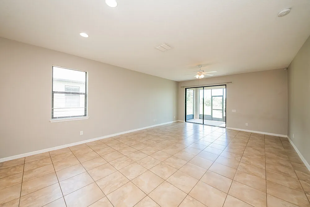 4 bed, 2.0 bath, 1938 sqft, $2,660 — Photo 4