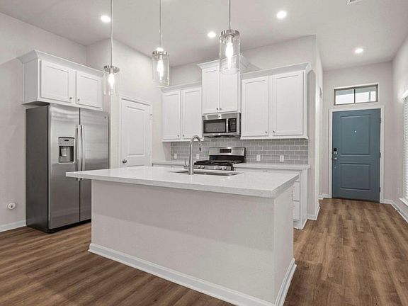 4th image of 301 Banyon Dr