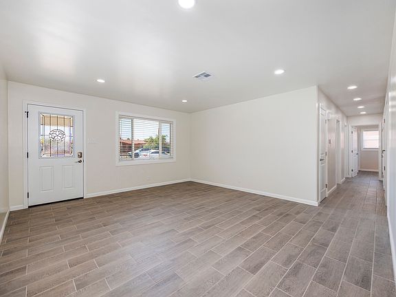 4th image of 447 Borrett St
