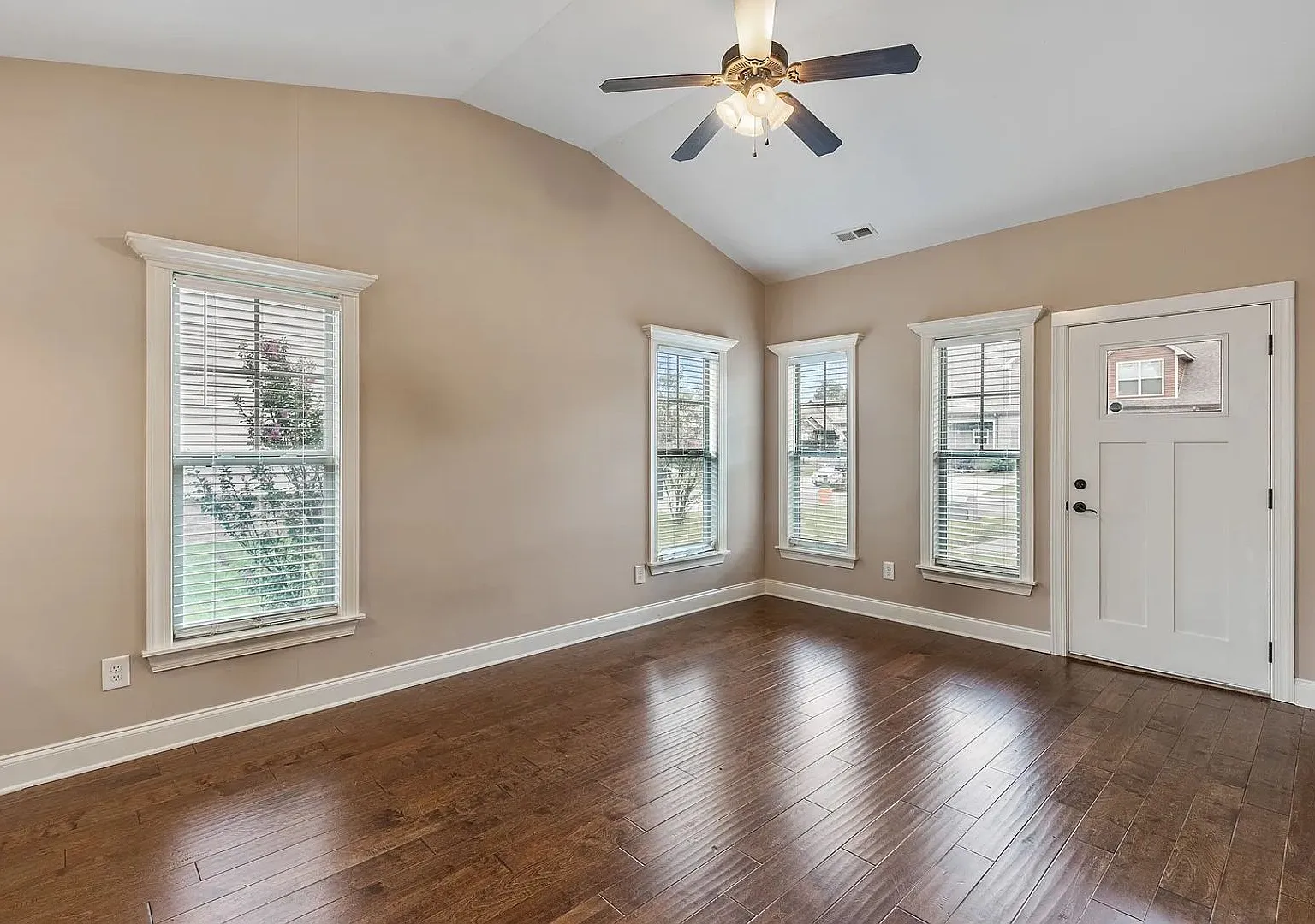 Gorgeous Fourplex Home - End Unit — Photo 2