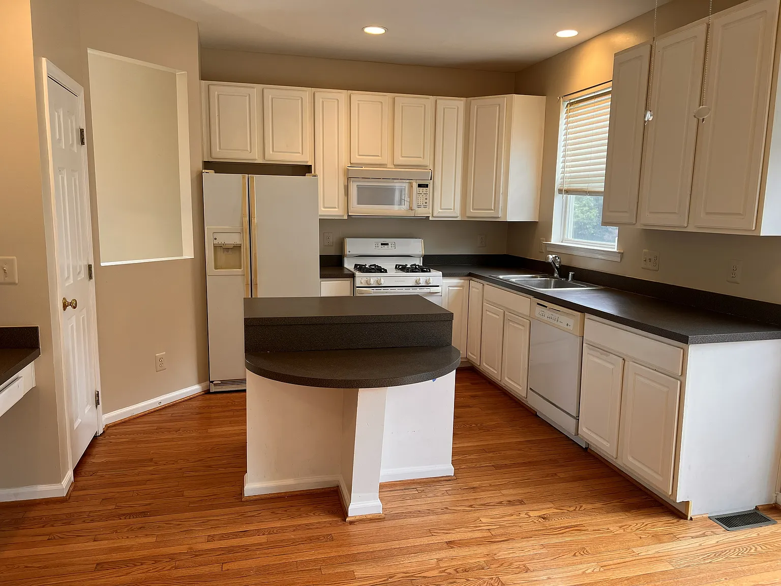 3 bed, 1960 sqft, $2,900 — Photo 2