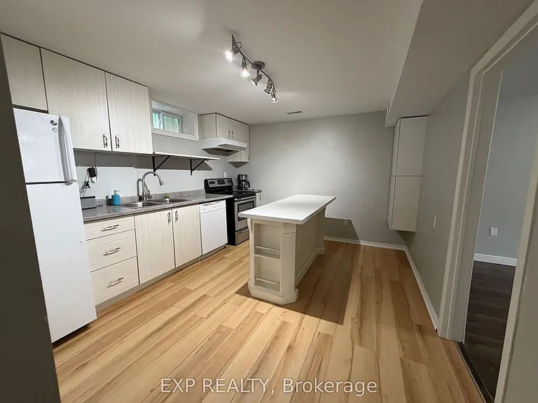 73 Roxborough Rd #LOWER — Photo 7