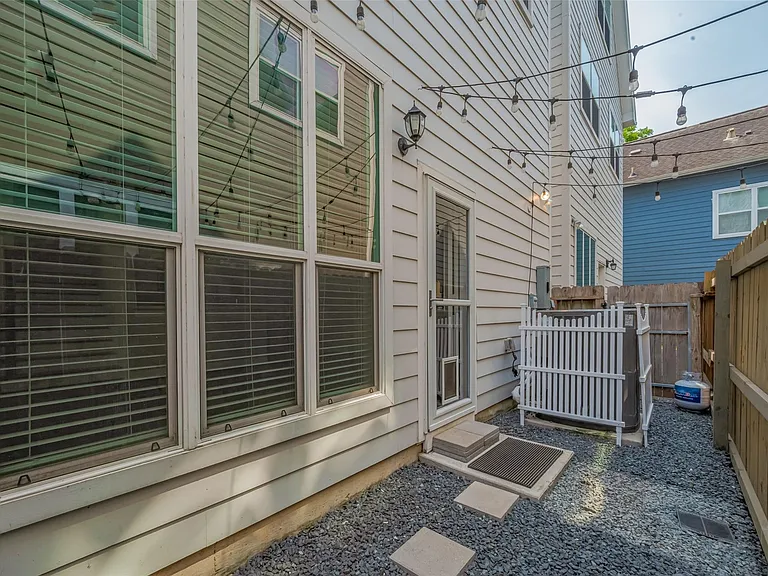854 W 20th St — Photo 40