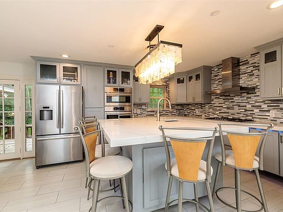 3rd image of 1109 Sherwood Dr