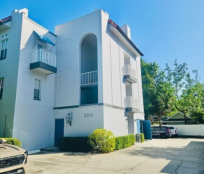 2314 S Clewis Ct #301 — Photo 4