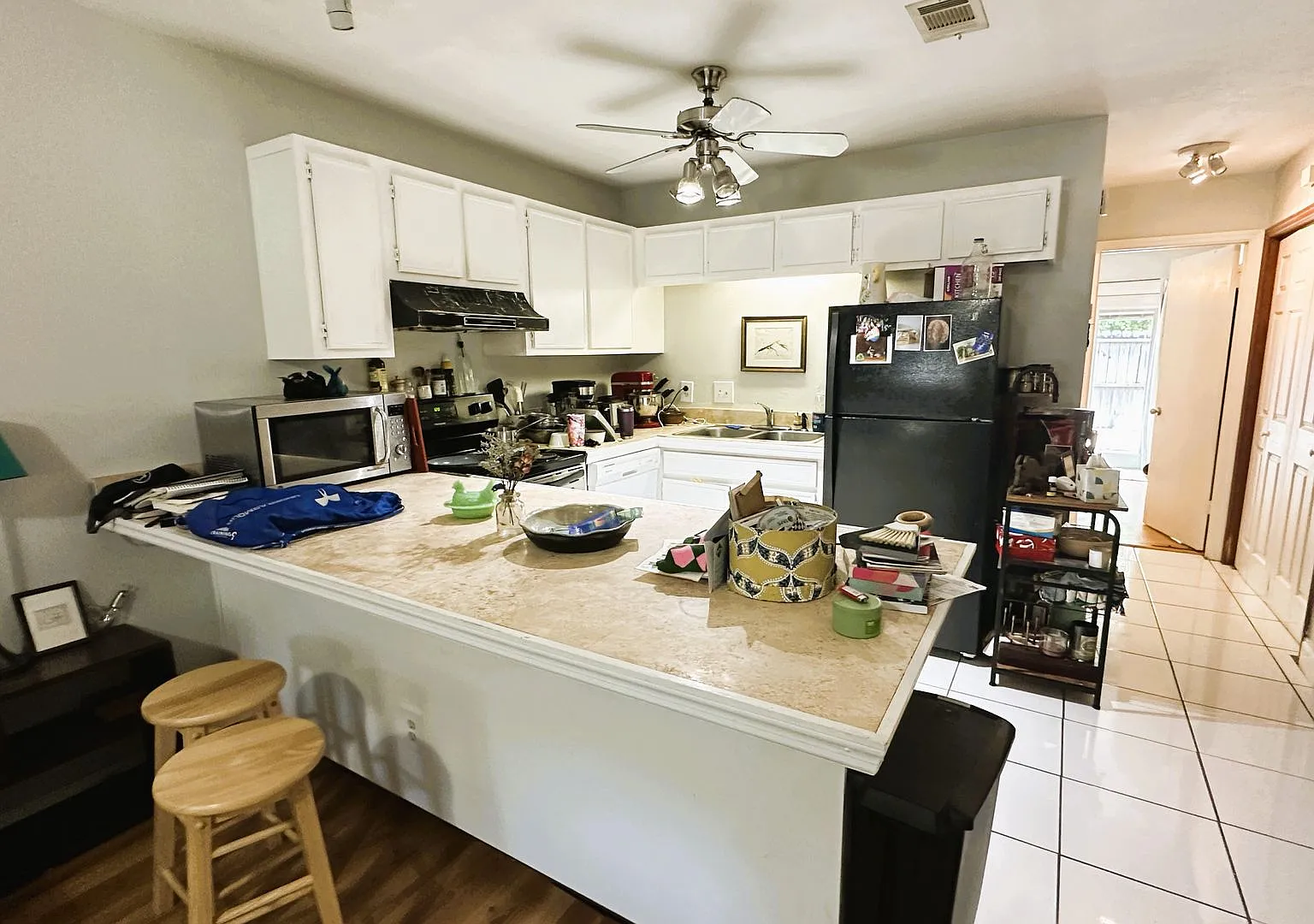 Awesome 2/2 W/ Washer/Dryer, Vaulted Ceilings, Split Plan, Fenced In Yard, & More! Walk/Bike To F... — Photo 4