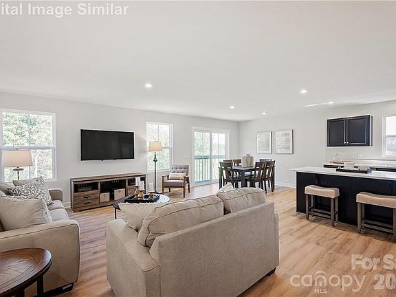 4th image of 936 Pemberley St